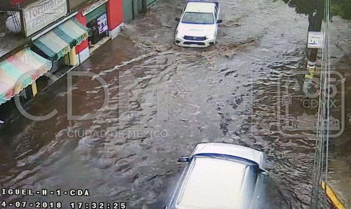 Lluvia provoca socavón e inundaciones en la CDMX
