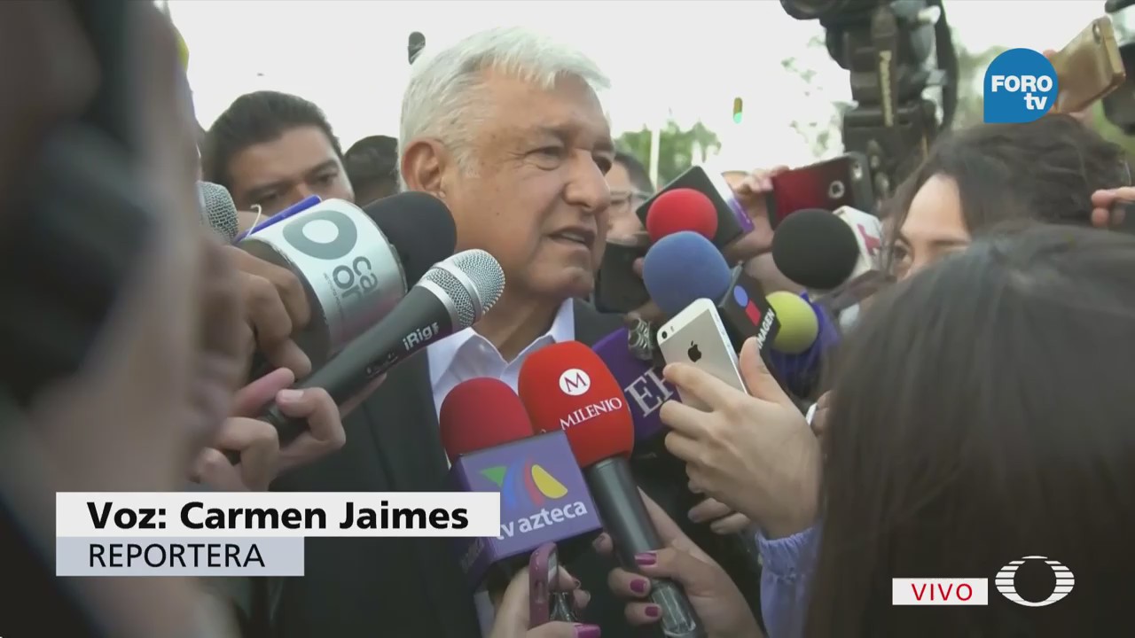 López Obrador llega a casilla que todavía no se instala