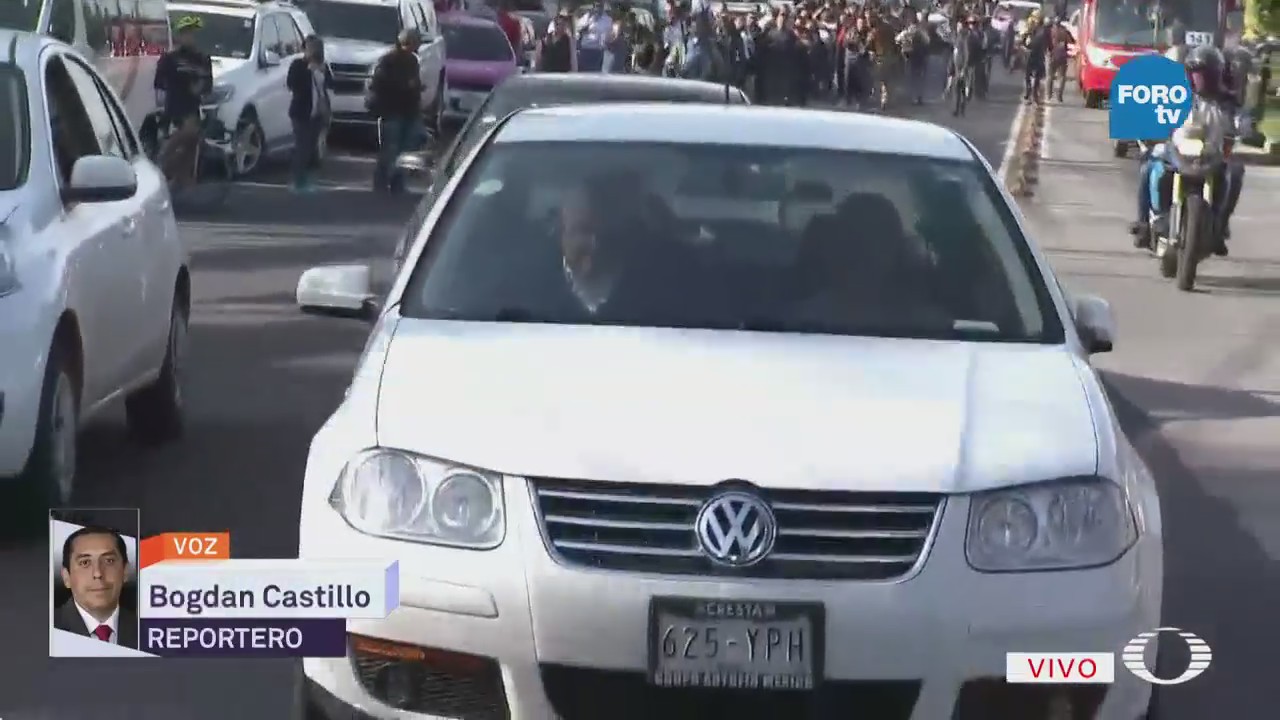 López Obrador sale de casilla en medio de tumulto en CDMX