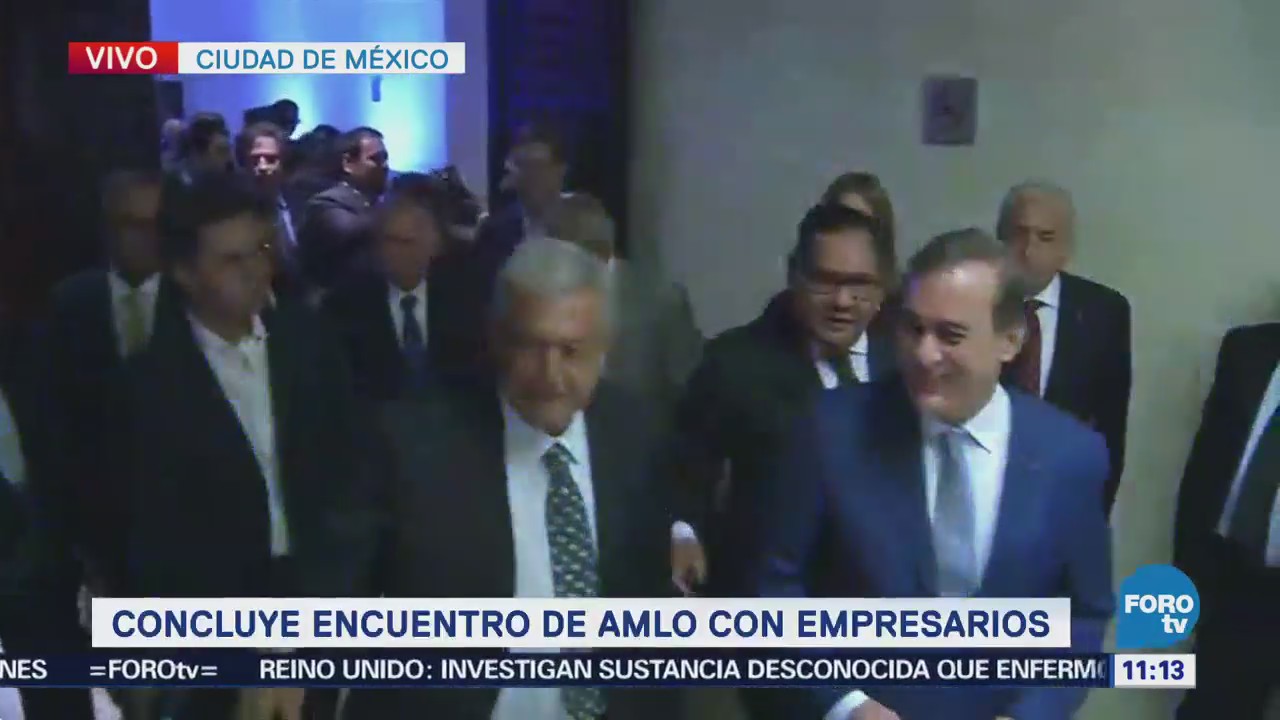 López Obrador sale de reunión con miembros del CCE