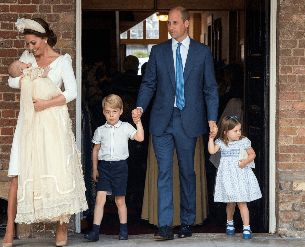 Los duques de Cambridge junto con sus tres hijos. (AP) 
