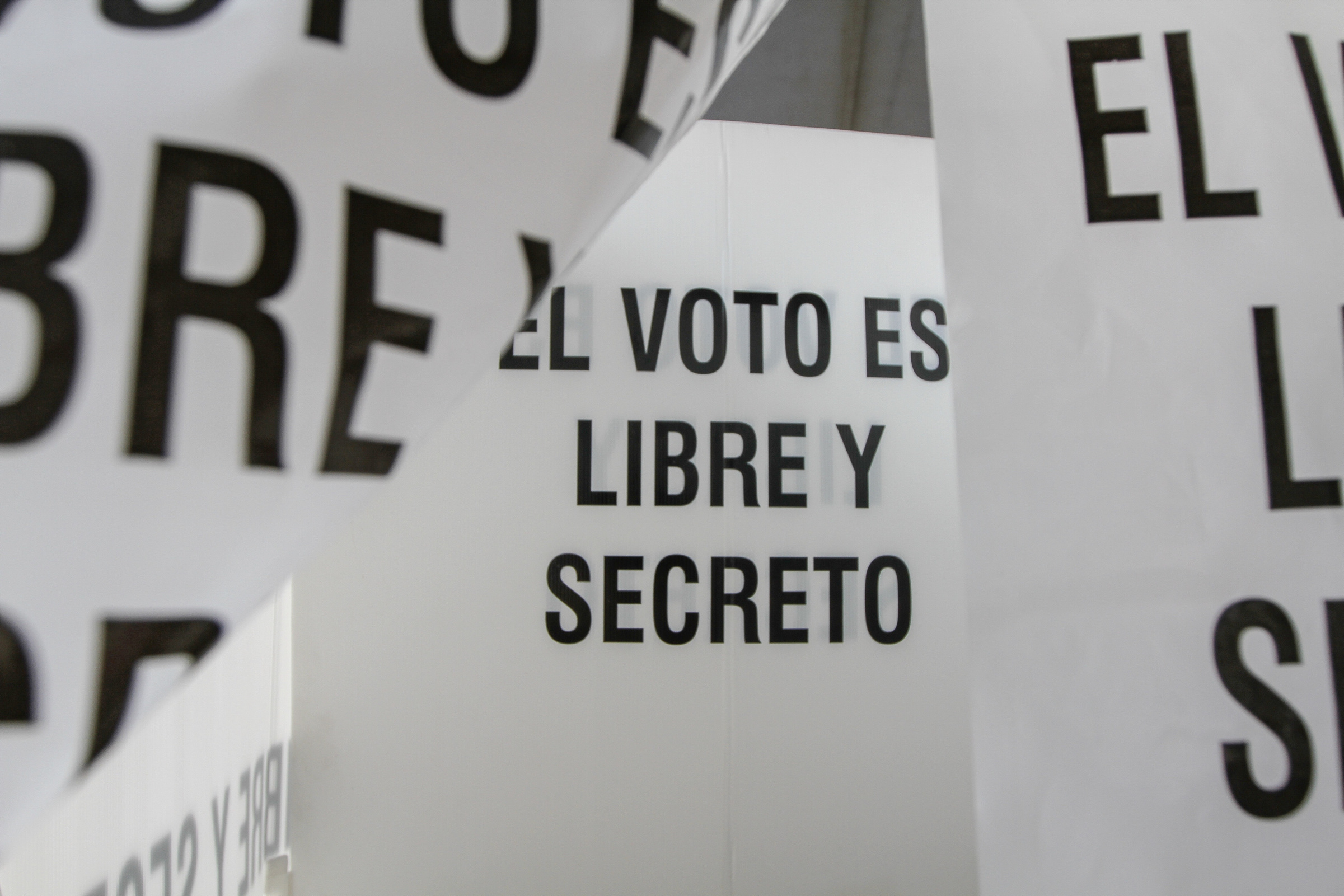 Candidatos presidenciales ejercen su voto en México