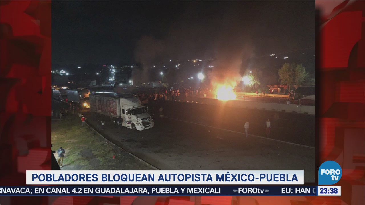 Manifestantes bloquean la autopista México Puebla