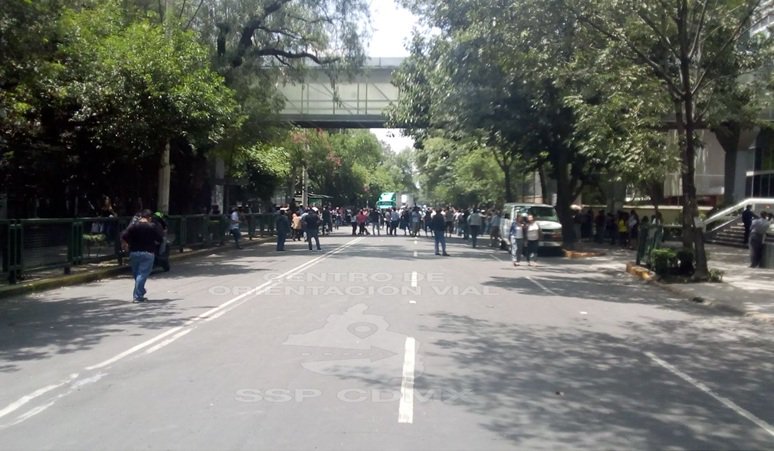 Manifestantes cierran la circulación en Avenida Coyoacán