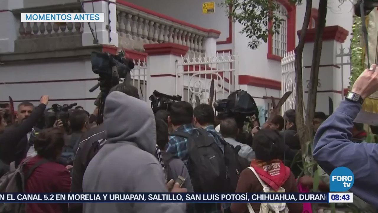 Manifestantes protestan frente a la casa de transición de López Obrador