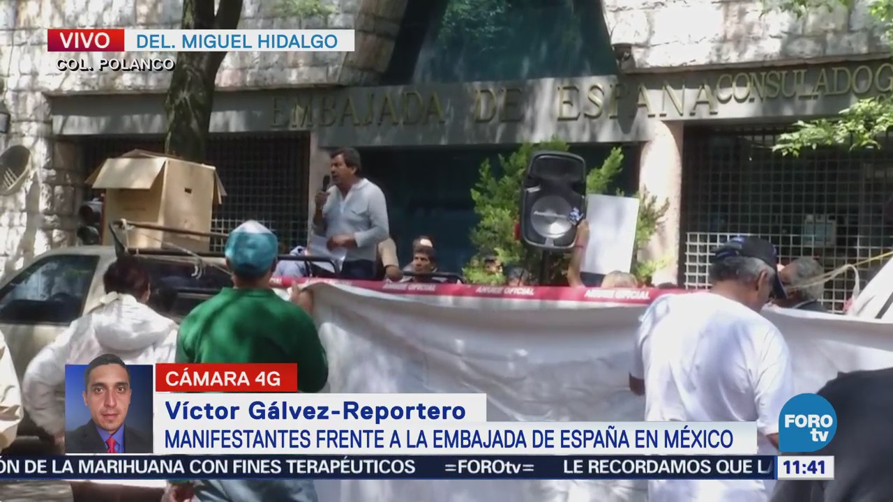 Manifestantes protestan frente a la embajada de España en México