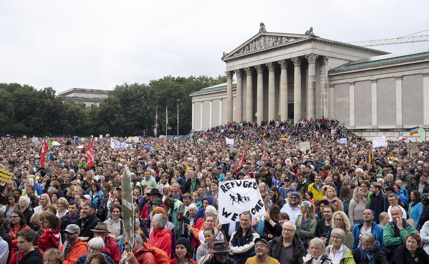 Miles marchan en Múnich contra el giro derechista en la política de asilo