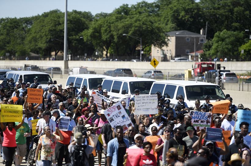 Afroamericanos cierran autopista en Chicago por violencia