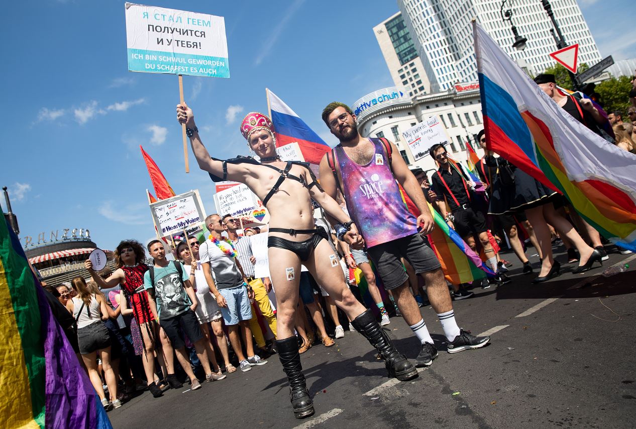 Berlín celebra multitudinario desfile del orgullo gay