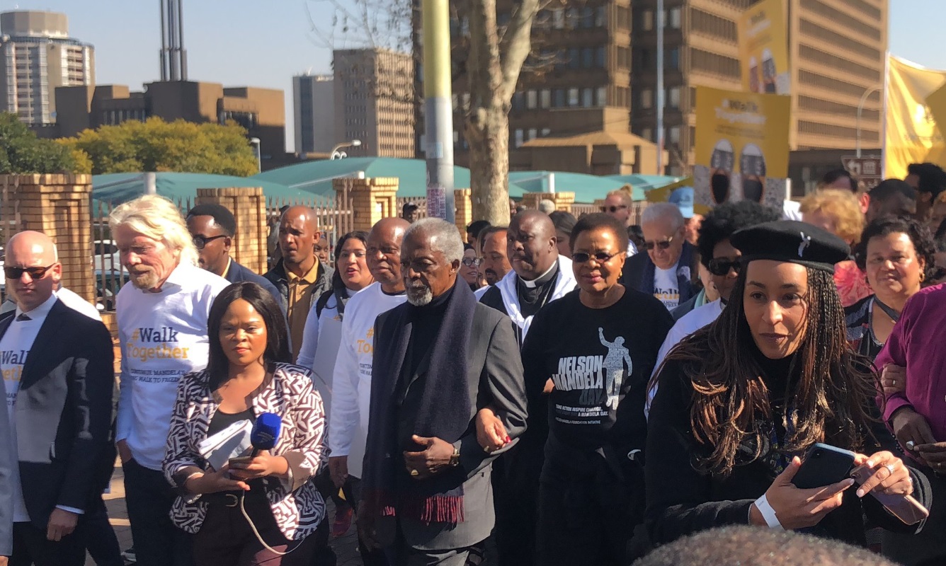 Kofi Annan y Richard Branson marchan junto a viuda de Mandela