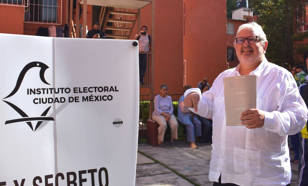 Marco Rascón acudió a su casilla electoral. (@MarcoRascon)