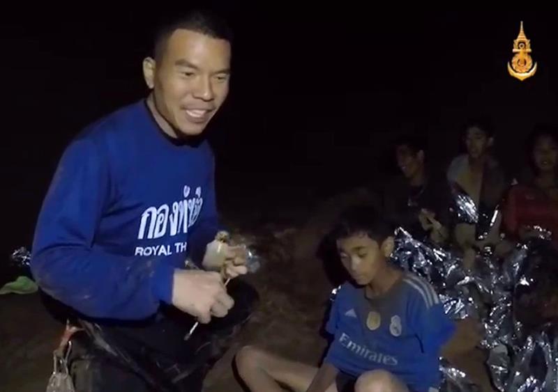 Menores atrapados en cueva de Tailandia tendrán que bucear
