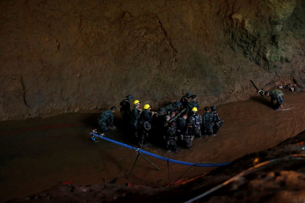 Menores atrapados en cueva de Tailandia tendrán que bucear