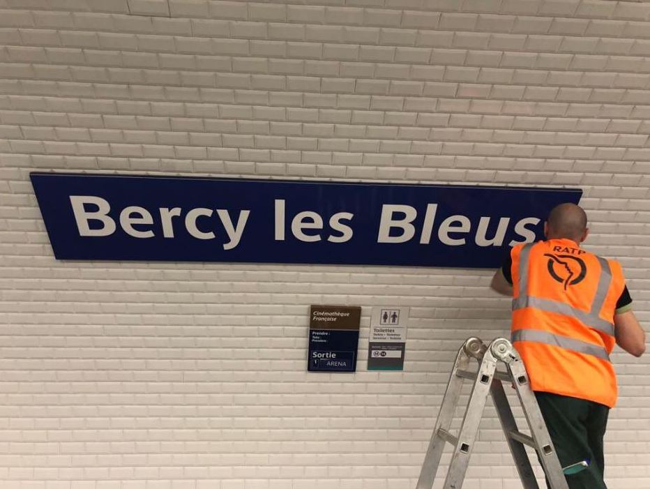 metro paris rebautiza seis estaciones honor bleus