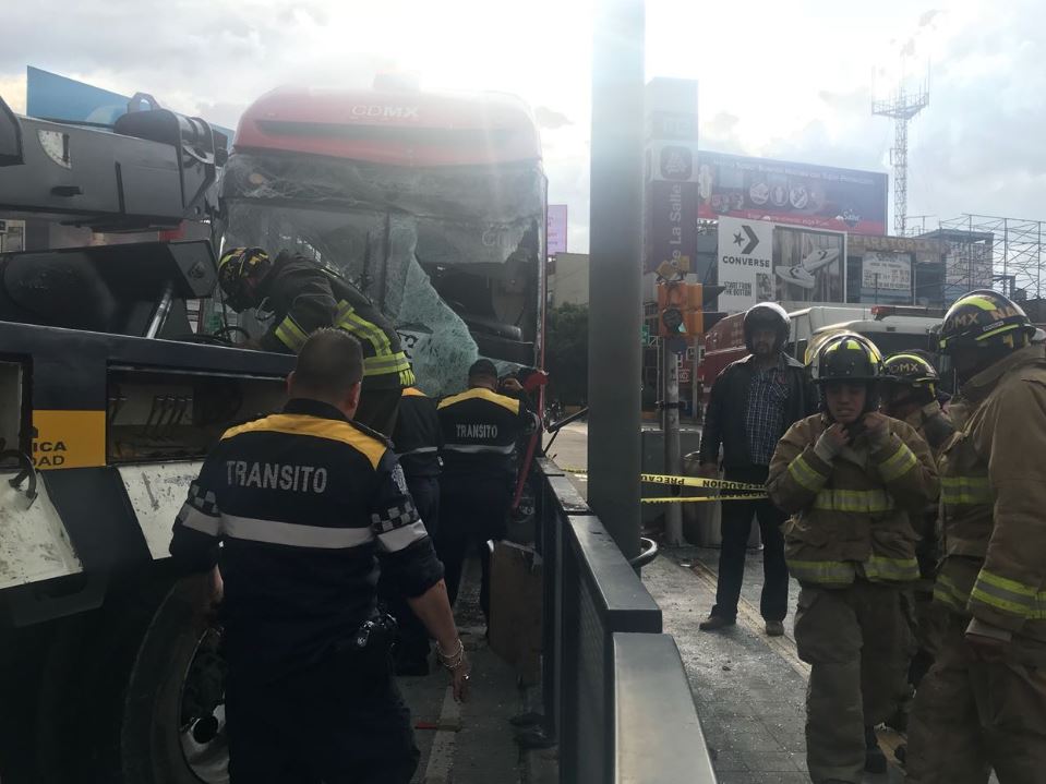 Suman 22 lesionados choque Metrobús estación La Salle