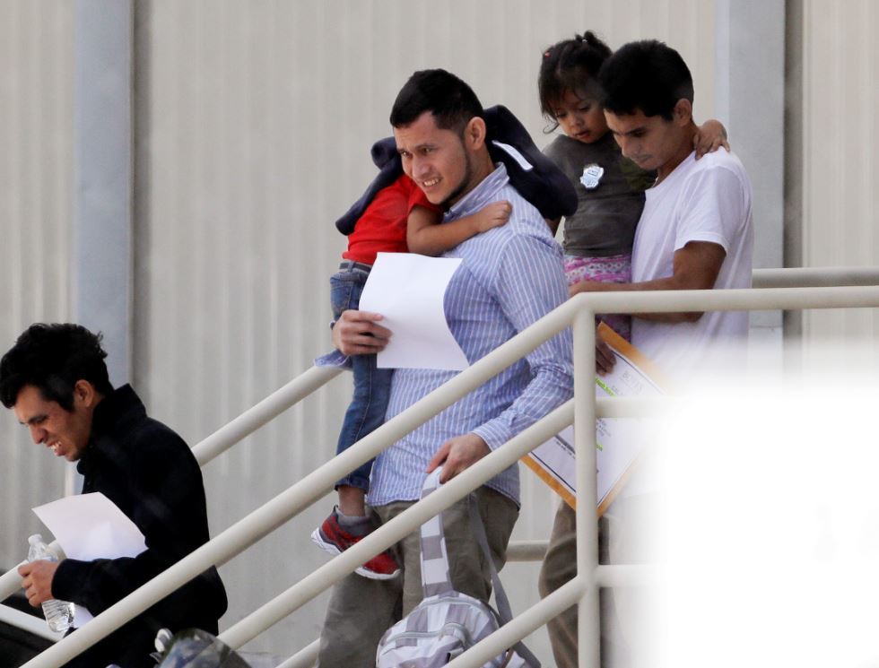 EU reúne a 57 niños menores migrantes con sus padres; deja a 46 en espera