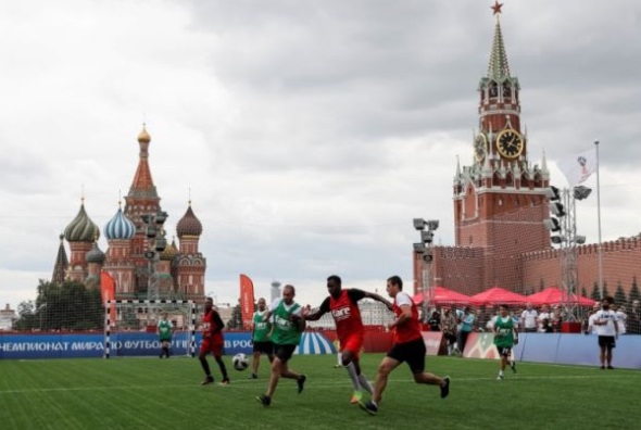 Migrantes juegan su propio Mundial en la Plaza Roja
