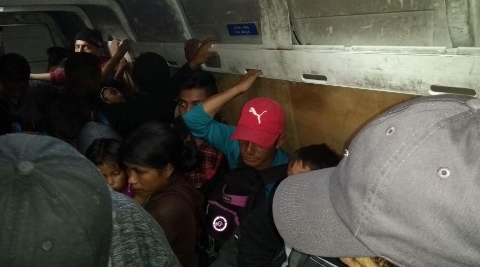 Policías rescatan a 53 migrantes abandonados en Tabasco