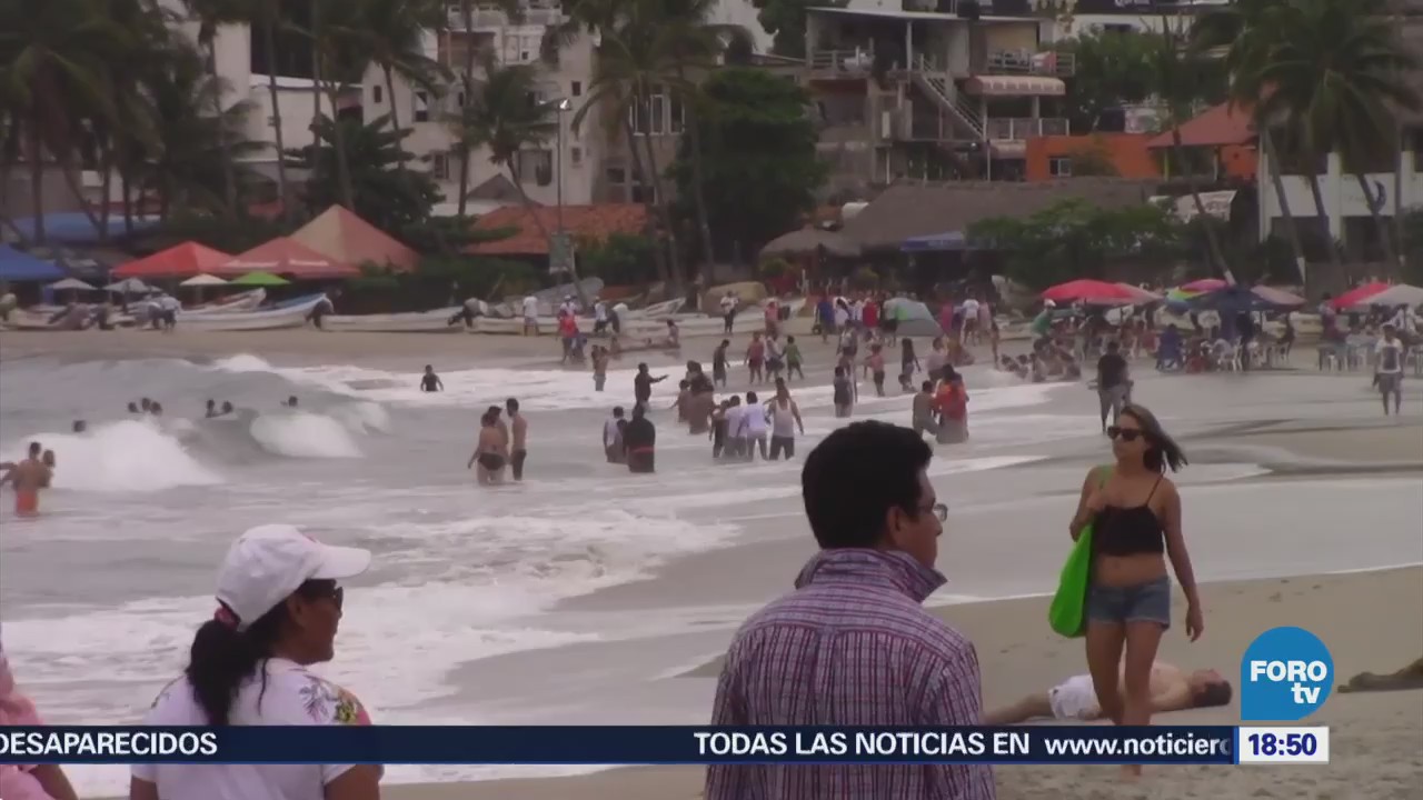 Miles de turistas llegan a Puerto Escondido