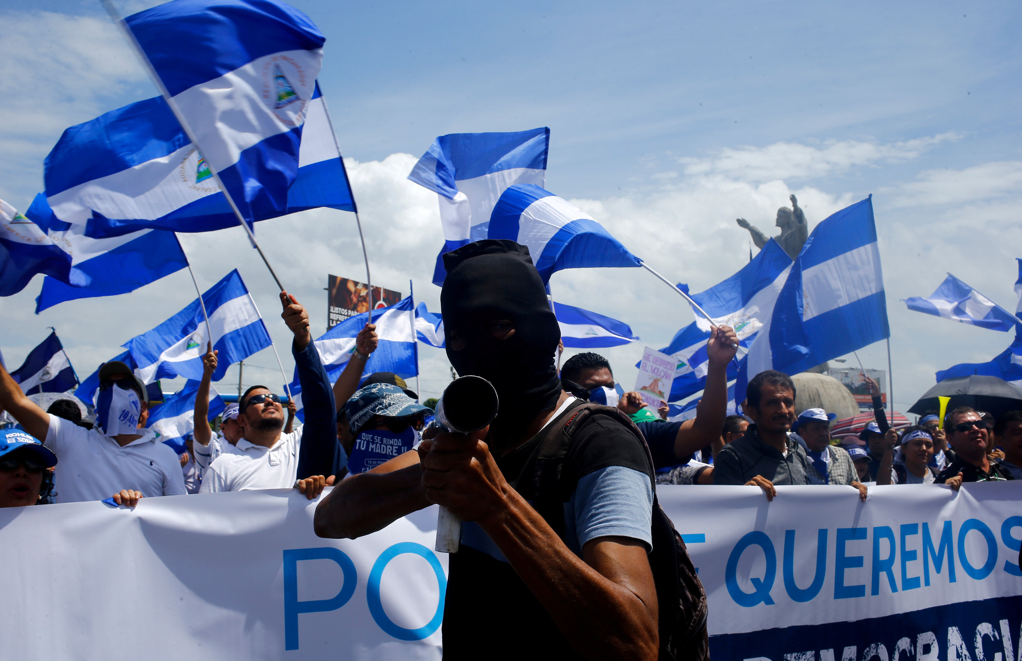 Miles de opositores exigen renuncia de Ortega por violencia en Nicaragua