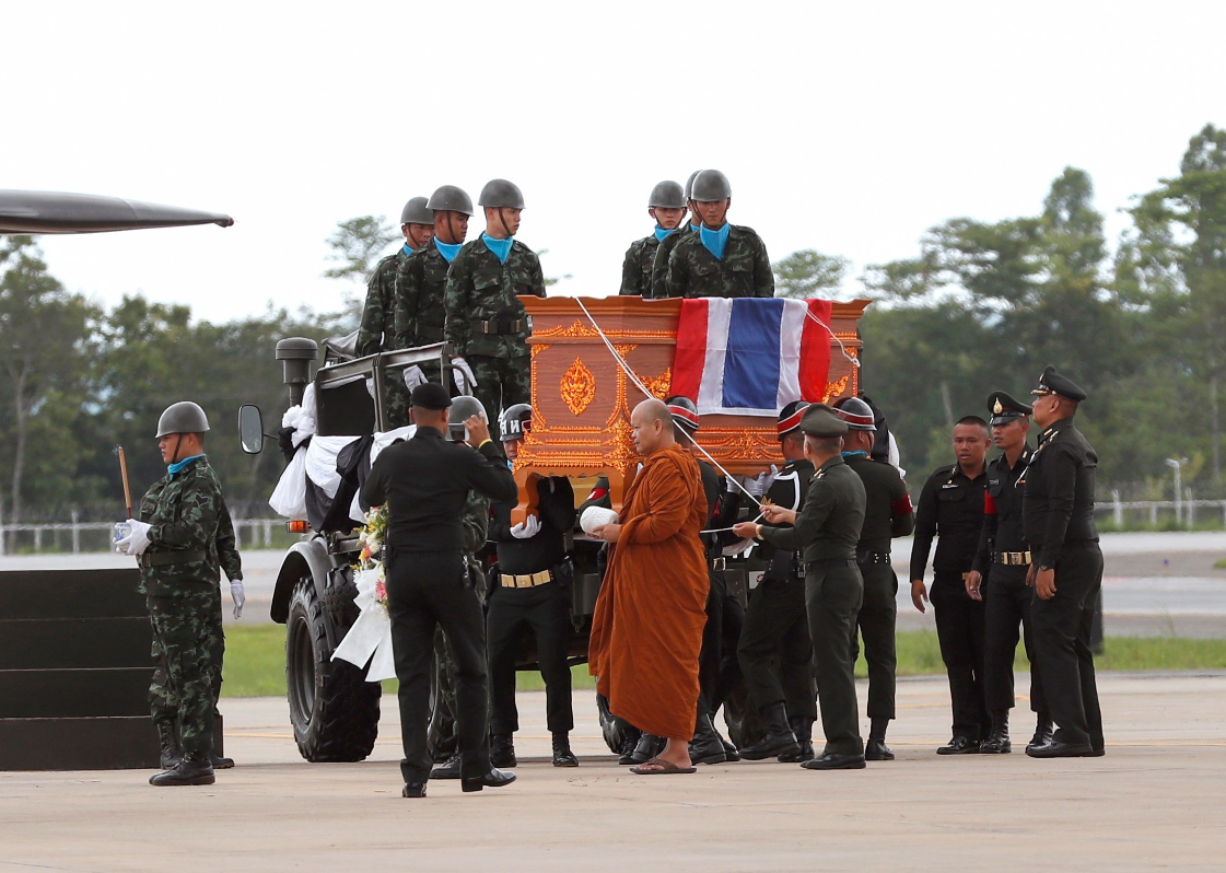 Monje budista y miembros de la guardia de honor trasladan el féretro del buzo Saman Kunan. (EFE)