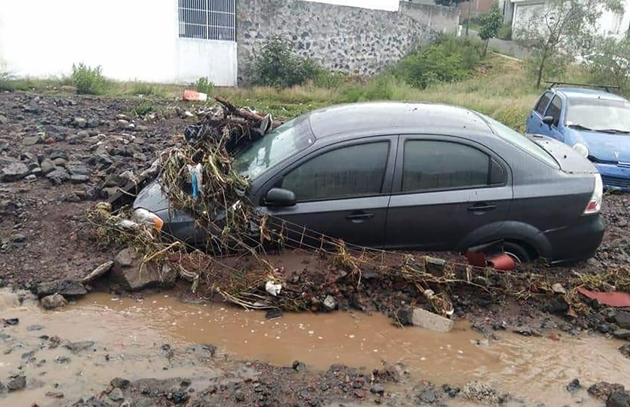 Tromba en Morelia afectó al menos 60 viviendas y decenas de vehículos