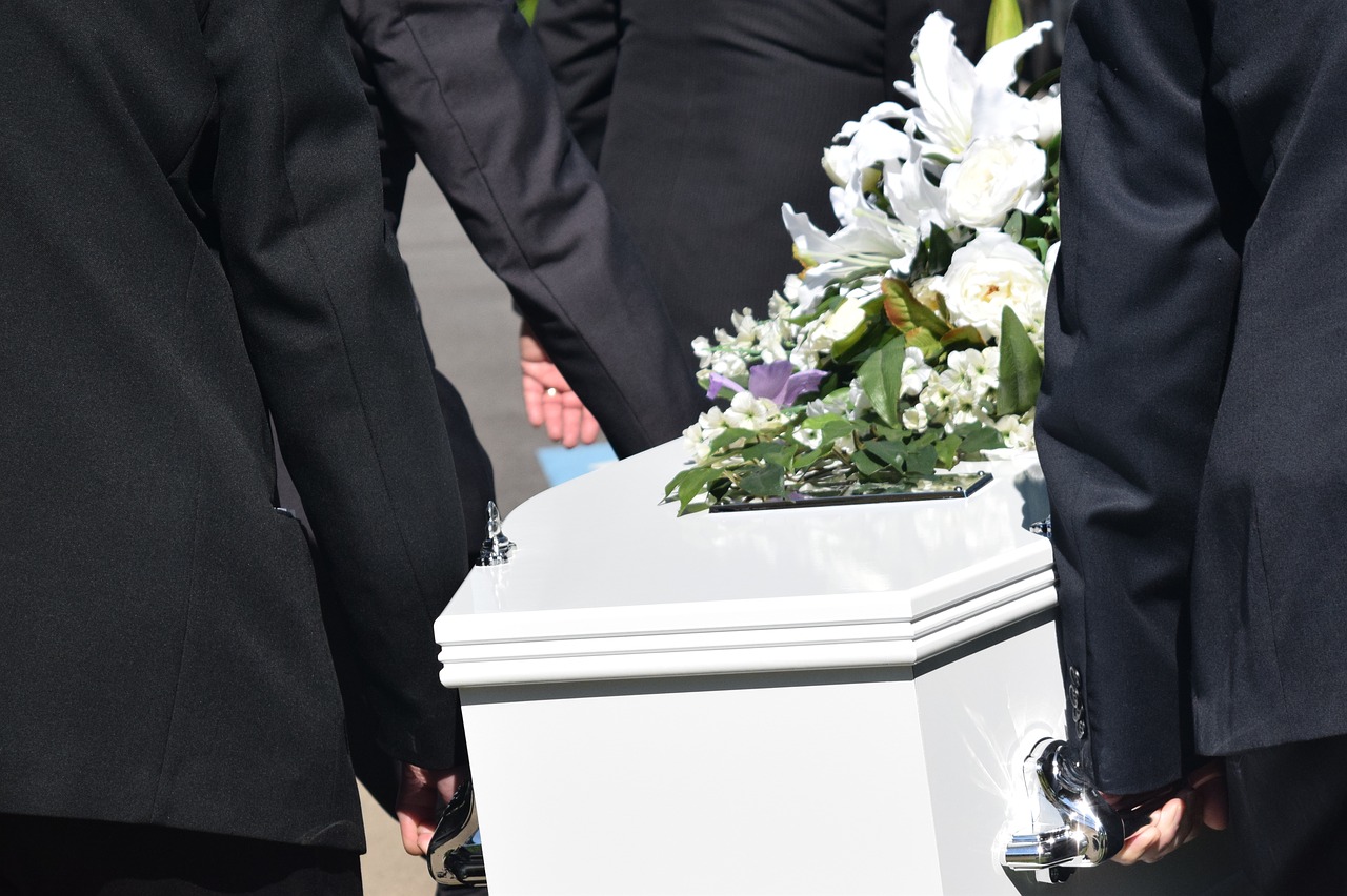 Mujer denuncia a funeraria por entregarle 
