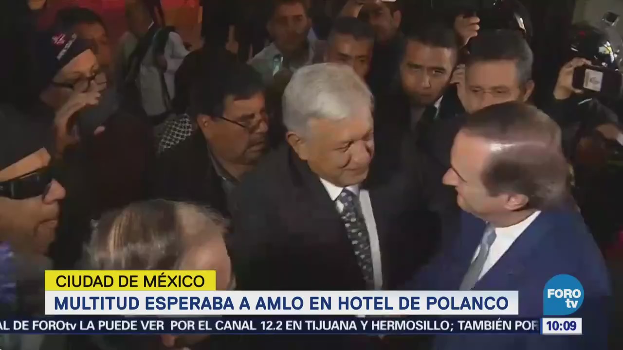 Multitud espera a López Obrador en hotel de Polanco