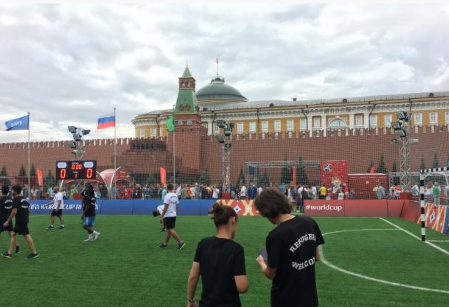 Migrantes juegan su propio Mundial en la Plaza Roja