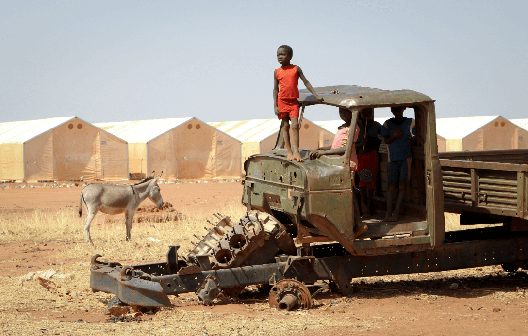 Encuentran a 80 menores sudaneses retenidos en contenedores