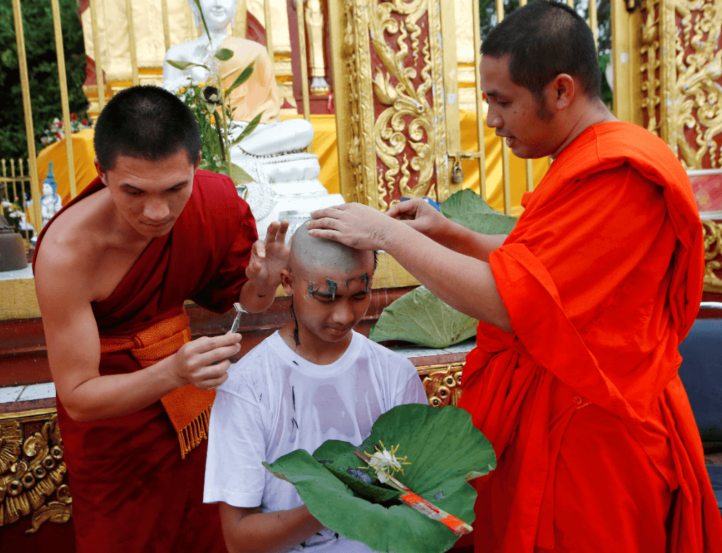 Ninos tailandeses rescatados se ordenan como monjes budistas