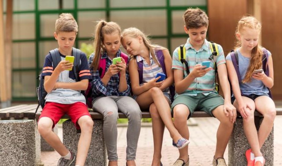 Francia prohíbe uso de celulares en las escuelas primaria