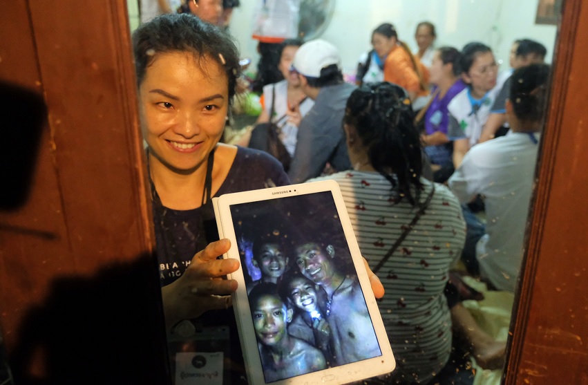 Hallan vida niños atrapados en cueva de Tailandia