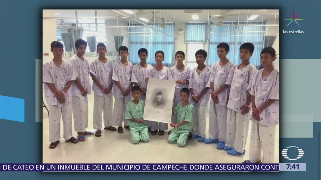Niños tailandeses honran a buzo que murió durante su rescate