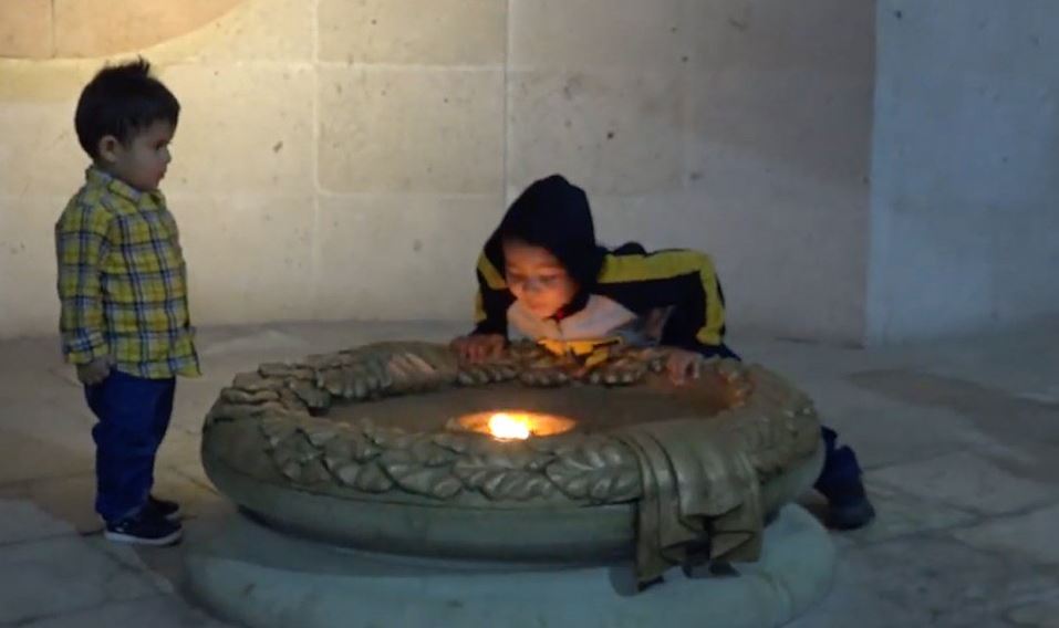 niño apaga soplidos fuego simbolico libertad alhondiga granaditas