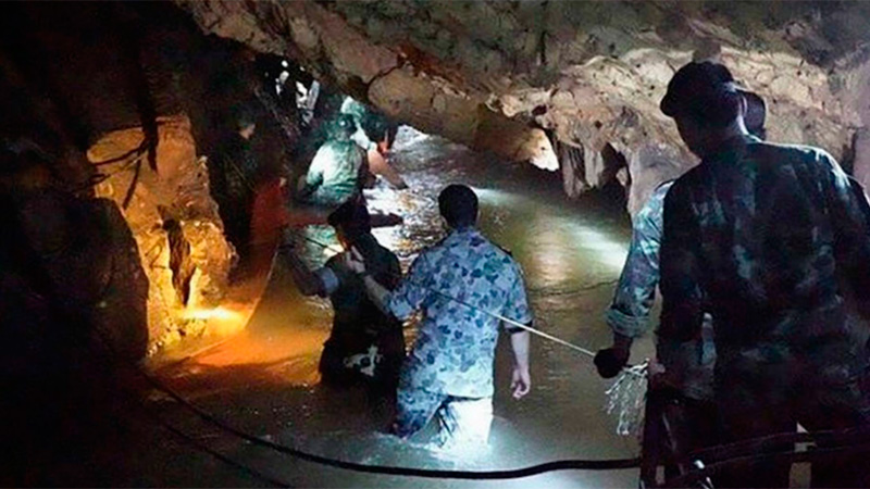 Muere socorrista durante operación rescate niños cueva