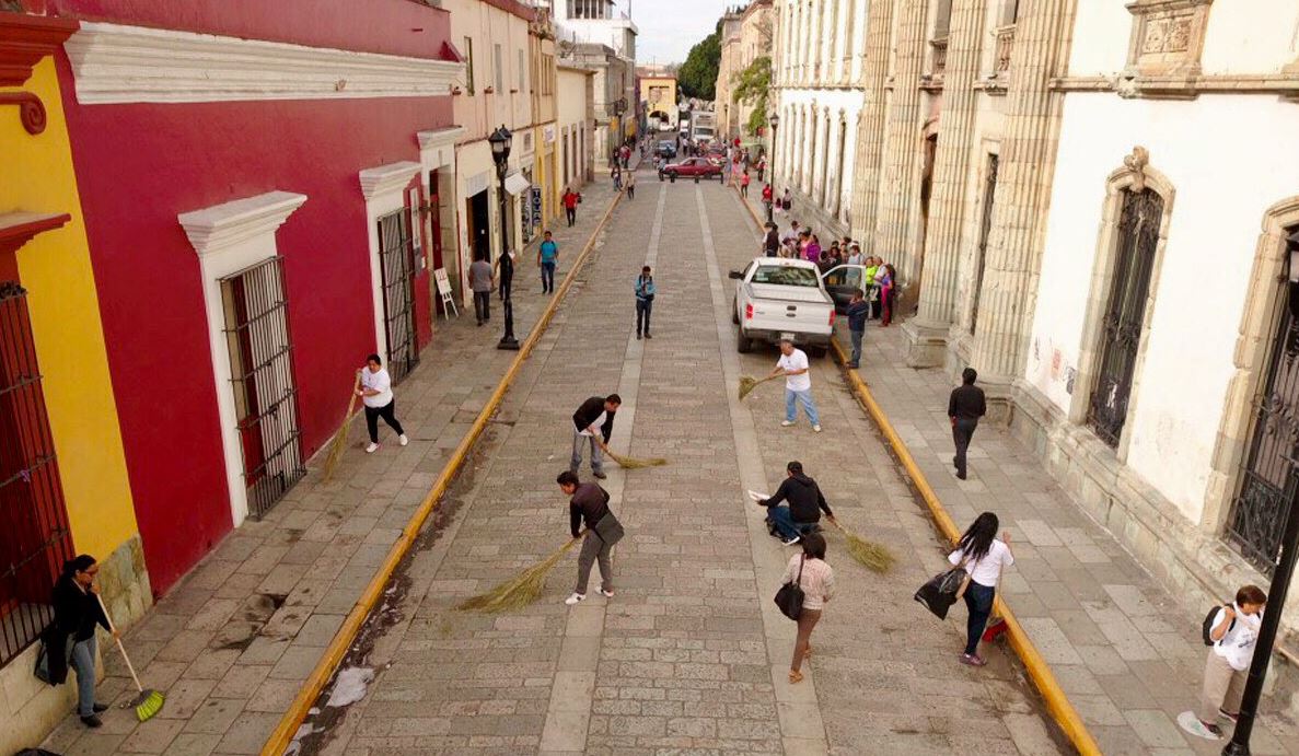 Inicia jornada de limpieza en centro histórico de Oaxaca para celebrar la Guelaguetza