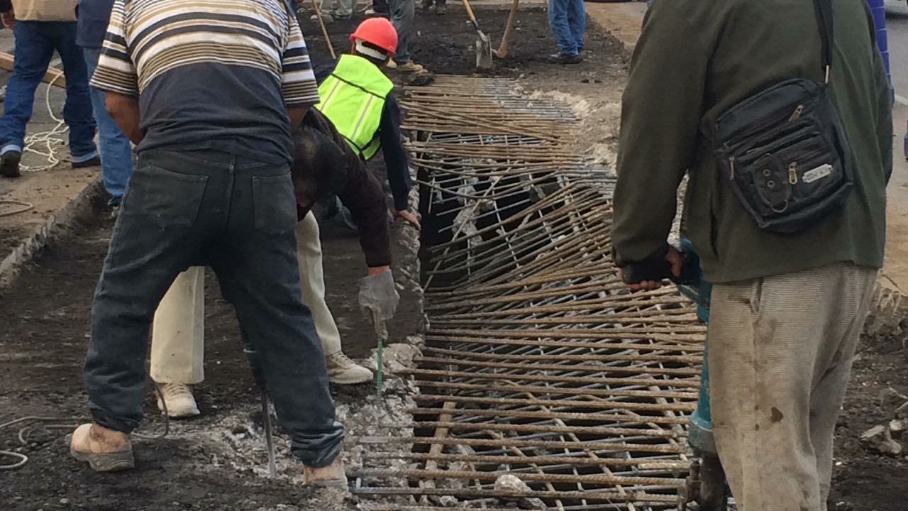 Obras colapsan tránsito en Periférico Oriente, Iztapalapa