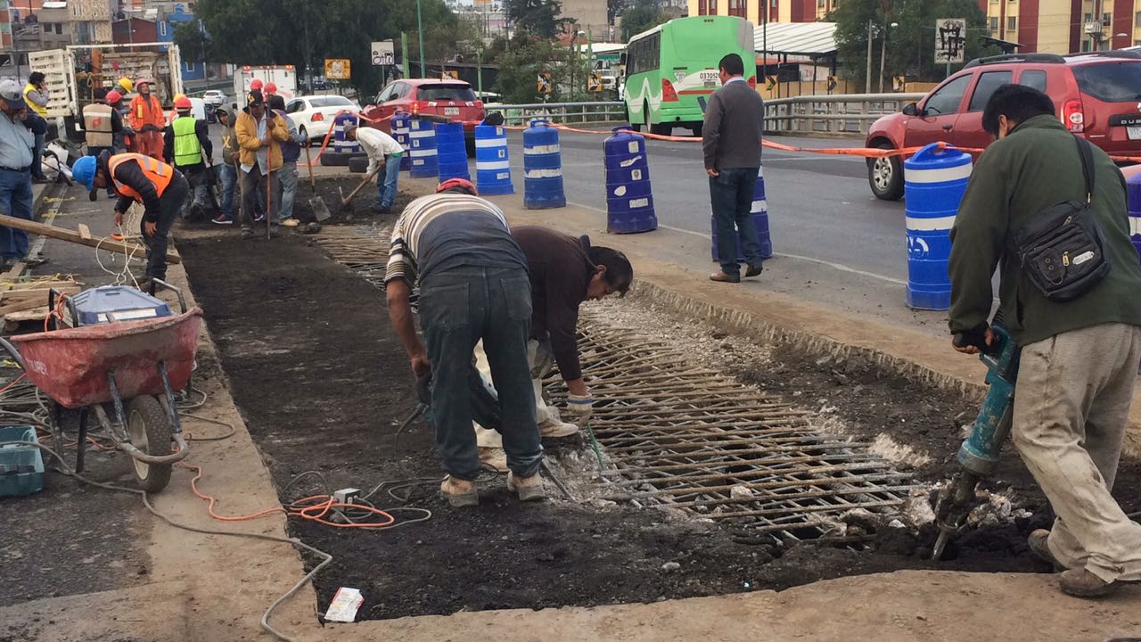 Obras colapsan tránsito en Periférico Oriente, Iztapalapa
