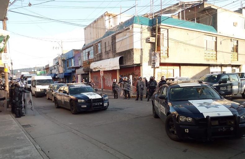 Comerciantes y policías se enfrentan en operativo contra mercancía pirata en Celaya