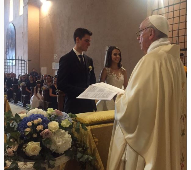 El papa Francisco sorprende a novios y preside su boda