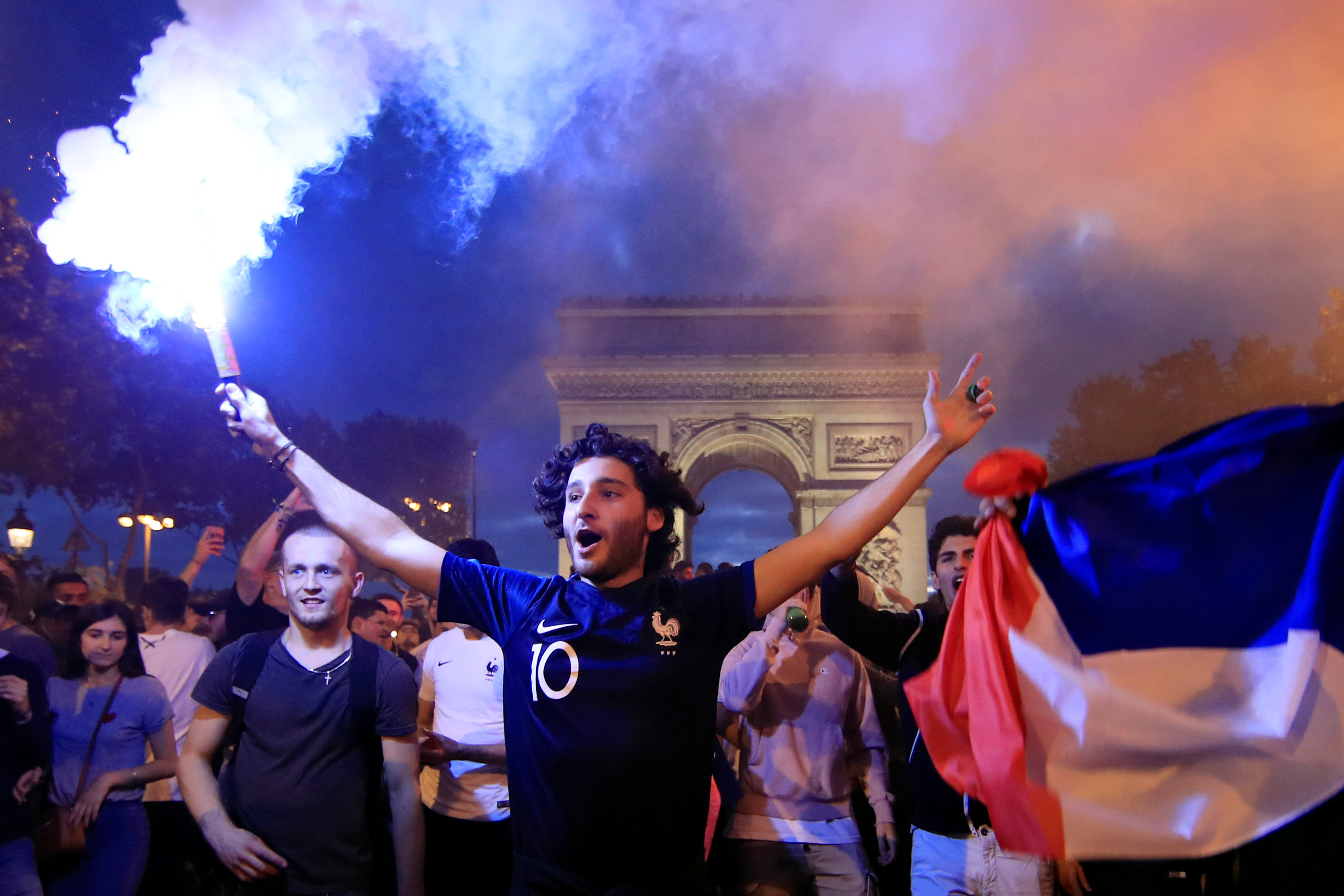 París Francia celebra pase final Mundial Rusia 2018