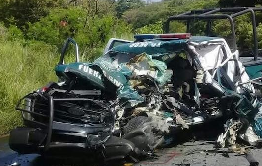 Patrulla choca con camión de verduras en Veracruz; muere un oficial