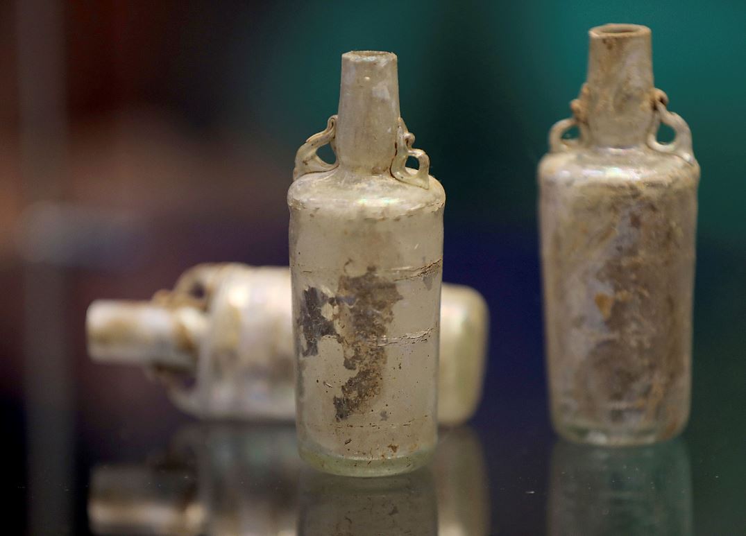 Descubren sepulcro romano con perfumes y espejo de mano