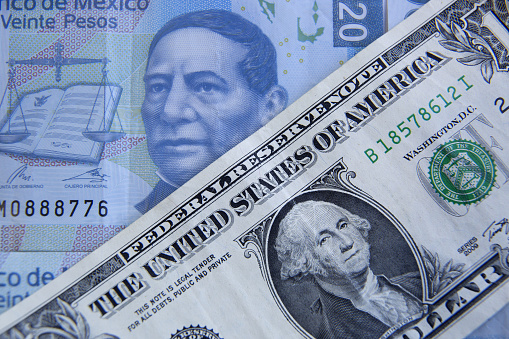 Peso mexicano pierde más de 1%, dólar cotiza en 19.09