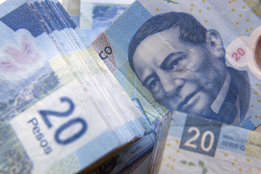 Peso mexicano se aprecia 1.55%, cotiza a 19.65 por dólar