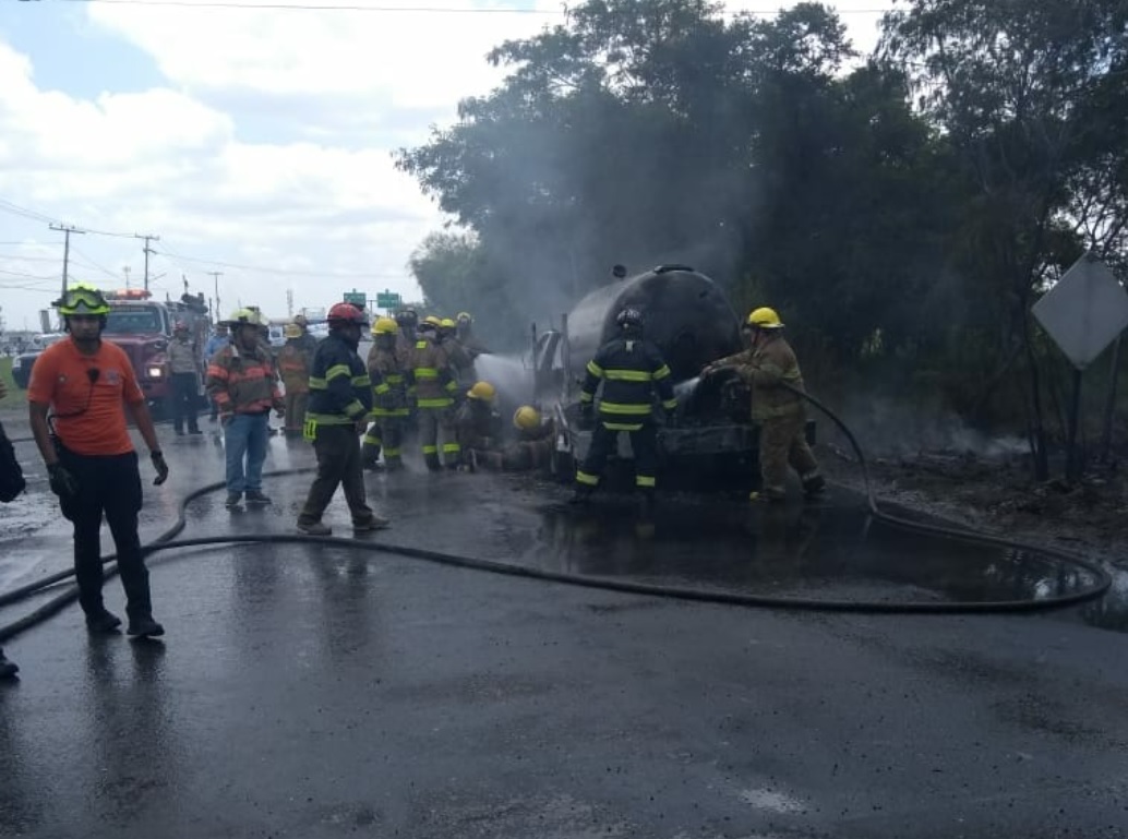 Se incendia pipa por fuga de gas en Apodaca, NL