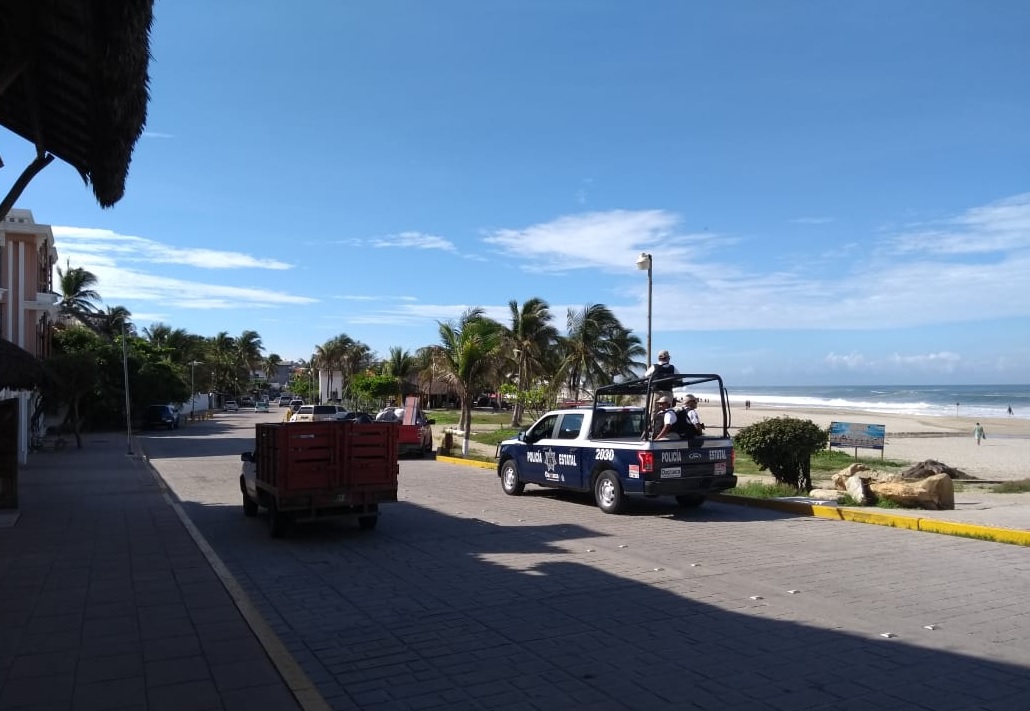 Ola arrastra a dos jóvenes en playa de Oaxaca; uno muere