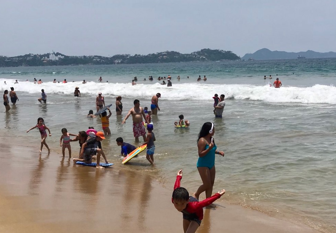 Turistas vacacionan en playas de Colima; estiman afluencia de 190 mil visitantes