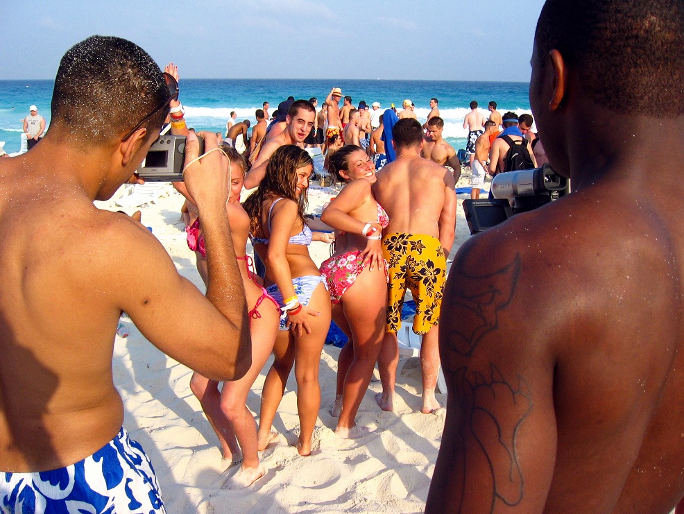 Turistas disfrutan las vacaciones de verano en Quintana Roo